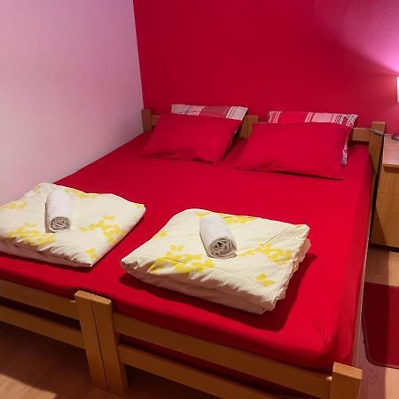 Skopje City Center Red Apartment Eksteriør bilde